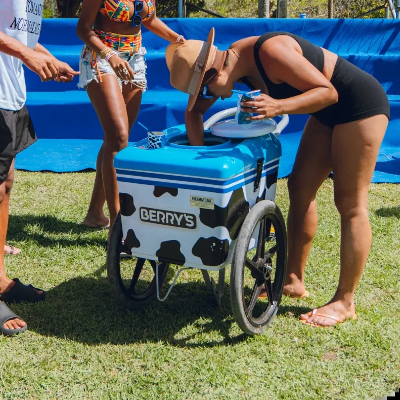 Convidados se servindo no carrinho de sorvete Berry's em um evento ao ar livre