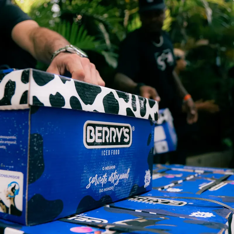 Potes de sorvete Berry's com estampa de vaquinha servidos em uma festa
