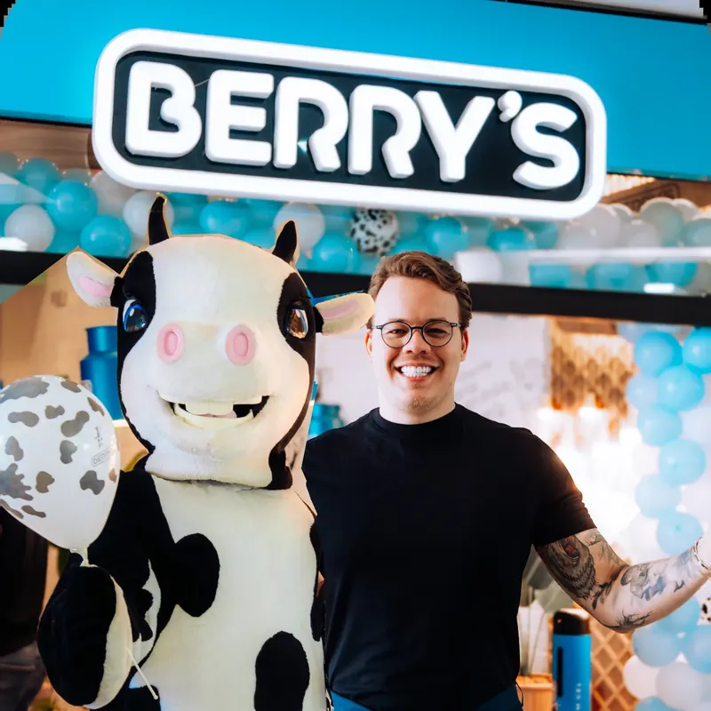 Mascote vaquinha da Berry's em uma inauguração