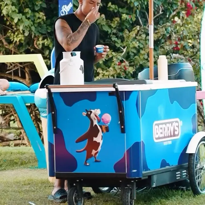 Carrinho Berry's montado em um evento no jardim
