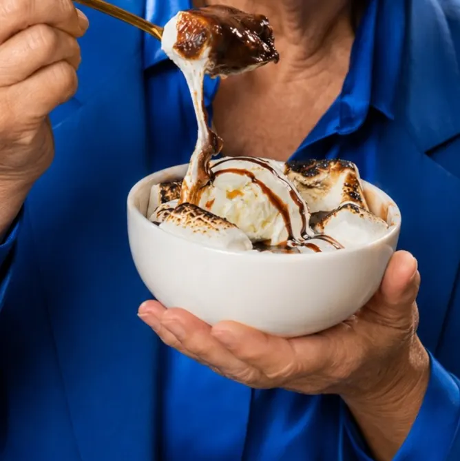Taça de sorvete com marshmallow maçaricado e calda de chocolate
