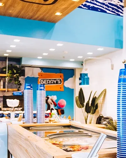 Balcão self-service da Berry's com sabores e copos azuis